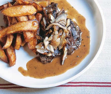Flank steak with grilled shallots (Bavette aux echalotes grillées)