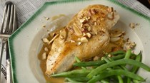 Flash chicken sauté with cider and almonds