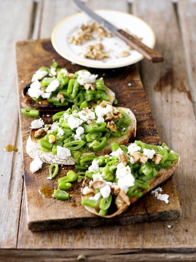 Flat bean, goat's cheese & walnuts on sourdough