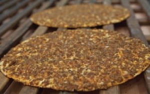 Flat bread with a meat & onion topping (Soğanli lahmacun)