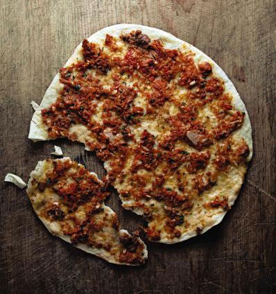 Flat bread with lamb and tomatoes (Lahmacun)