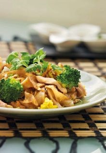 Flat noodles with broccoli (Pad see ew)