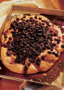 Flat, sweetened bread with grapes (Schiacciata con l'uva) 