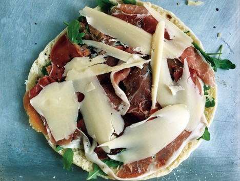 Flatbread stuffed with cheese and prosciutto (Torta al testo)