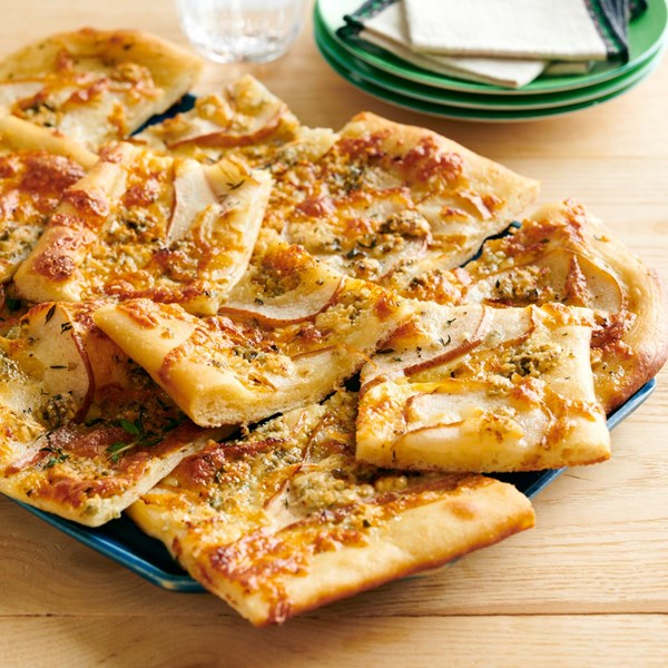 Flatbread with blue cheese and pears