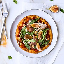 Flatbread with fig, prosciutto, and arugula