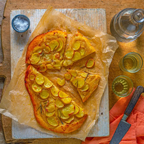 Flatbread with potatoes and onion sauce