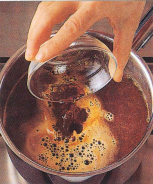 Flavouring a brown sauce
