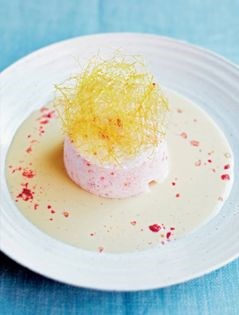 Floating island with pink praline (Oeuf à la neige aux pralines roses)