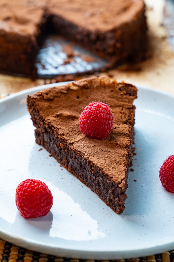 Flourless chocolate almond cake