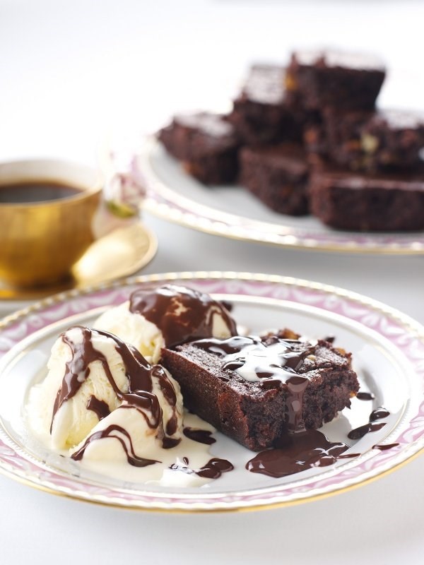 Flourless chocolate brownies with hot chocolate sauce