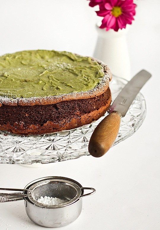 Flourless chocolate cake with green tea icing