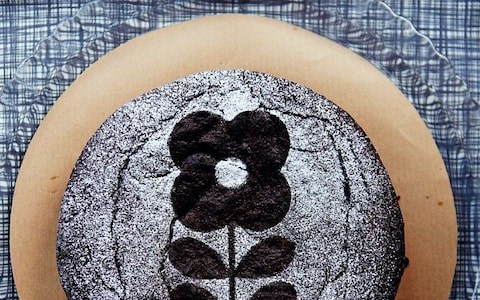 Flourless chocolate cake with Irish-coffee cream