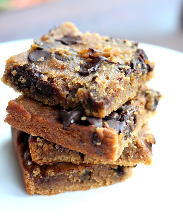 Flourless chocolate chip chickpea blondies with sea salt