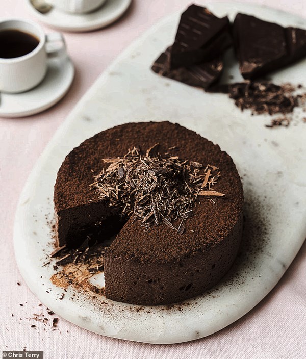 Flourless chocolate mousse cake