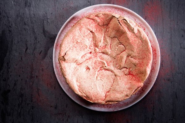 Flourless pistachio cake with strawberry meringue 