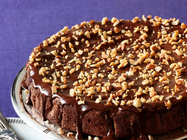 Flourless walnut-date cake