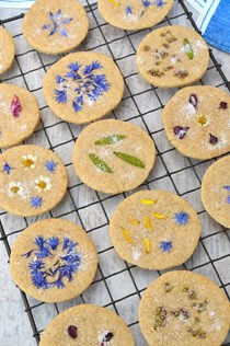 Flower cookies: lemon shortbread
