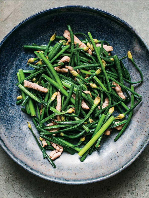 Flowering chives and pork slivers (Jiǔ cài huā chǎo ròu sī)