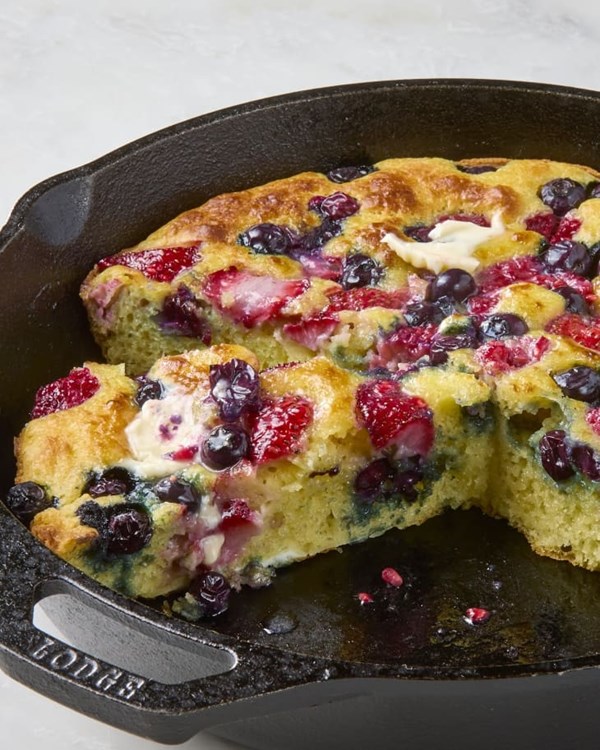 Fluffy berry oven-baked pancake 