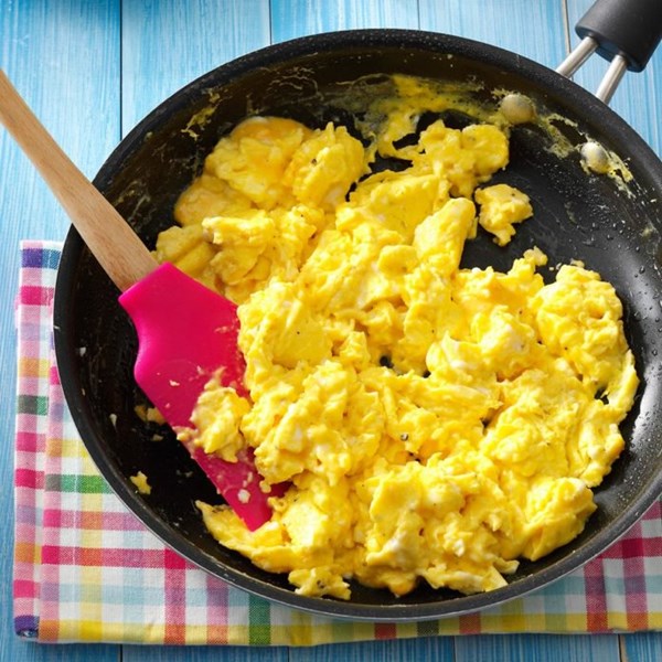 Fluffy scrambled eggs 