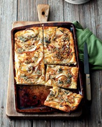 Focaccia with caramelized onions, pear and blue cheese