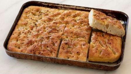 Focaccia with garlic and rosemary (Focaccia con aglio e rosmarino)