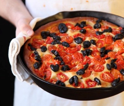 Focaccia with tomatoes and olives (Focaccia al pomodorini)