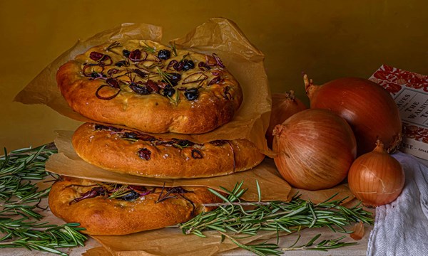 Foccacia with olive, onion & rosemary (Foccacia con olive, cipolle e rosmarino)