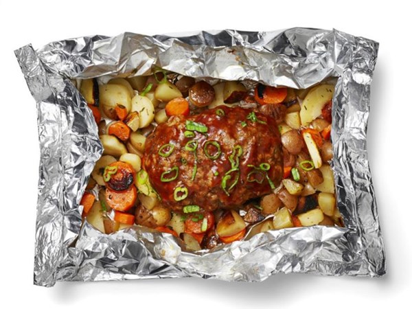 Foil-packet mini meatloaves with root vegetables 