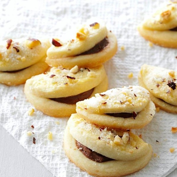 Folded hazelnut cookies