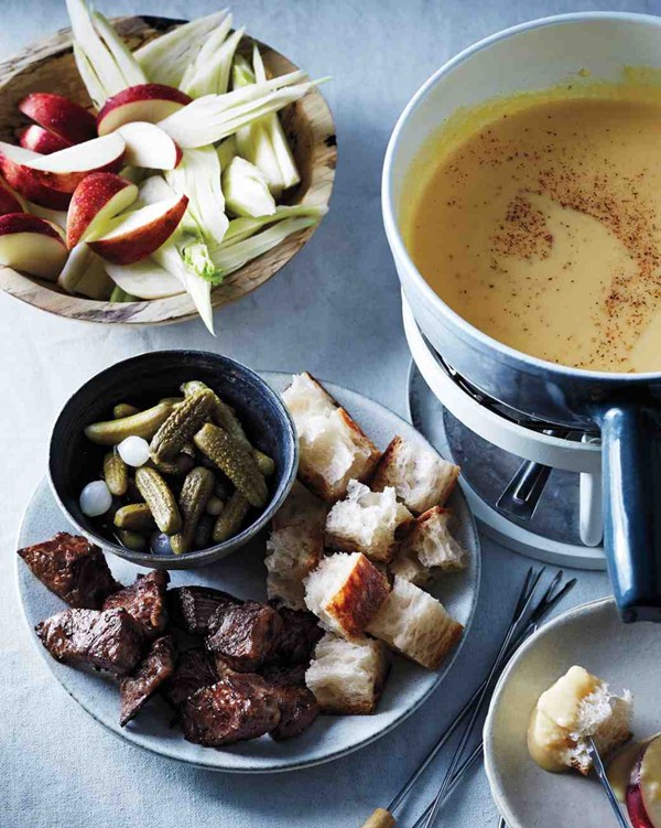 Fondue with seared steak
