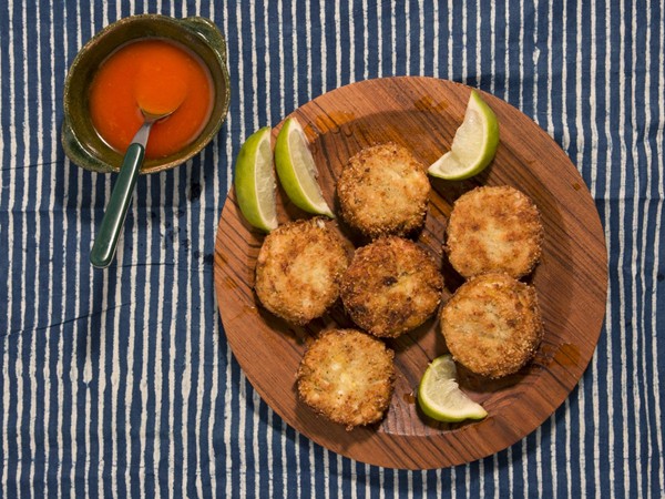 Fonio-crusted crab cakes 