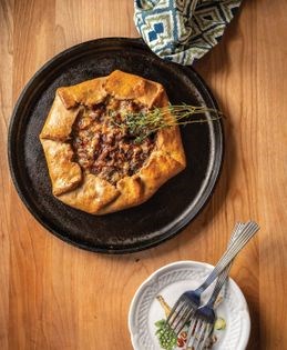 Fontina, dried figs, prosciutto, and caramelized onion crostata
