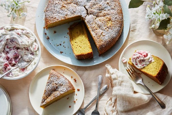Food-processor pistachio cake with raspberry cream 