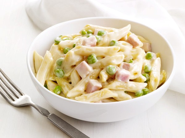 Four-cheese pasta with peas and ham