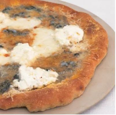 Four cheese pizza (quattro formagio pizza)
