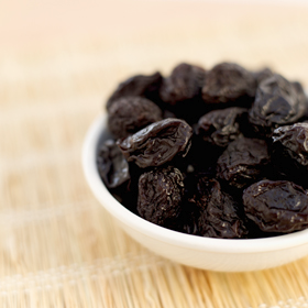 Fragrant lamb with prunes & almonds