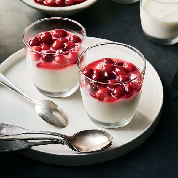 Fragrant milk pudding with cranberries (Mhalabiyeh)