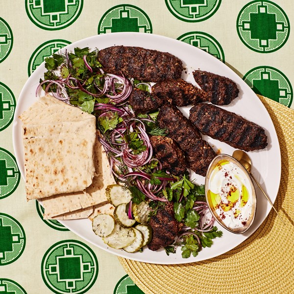 Free-form kebabs with herby onions