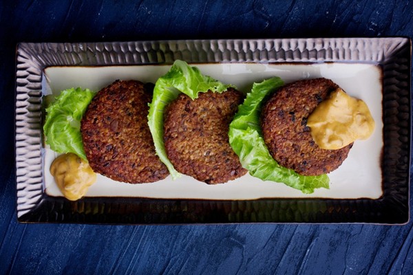 Freekeh burgers with chipotle mustard