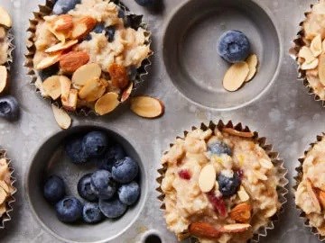 Freezer-friendly oatmeal cups with berries and toasted almonds 