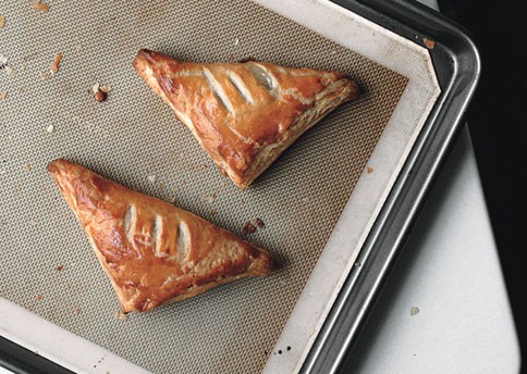 French apple turnovers (Chaussons aux pommes)