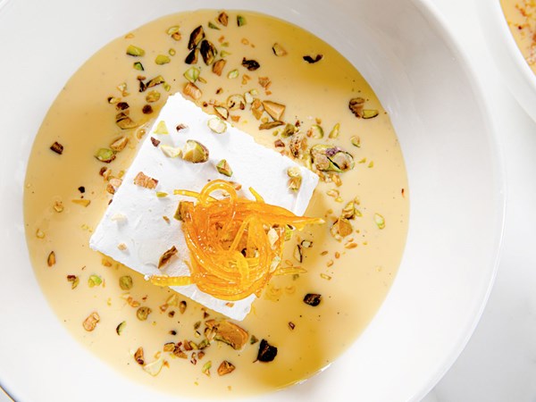 French floating meringues with crème Anglaise (Île flottante)
