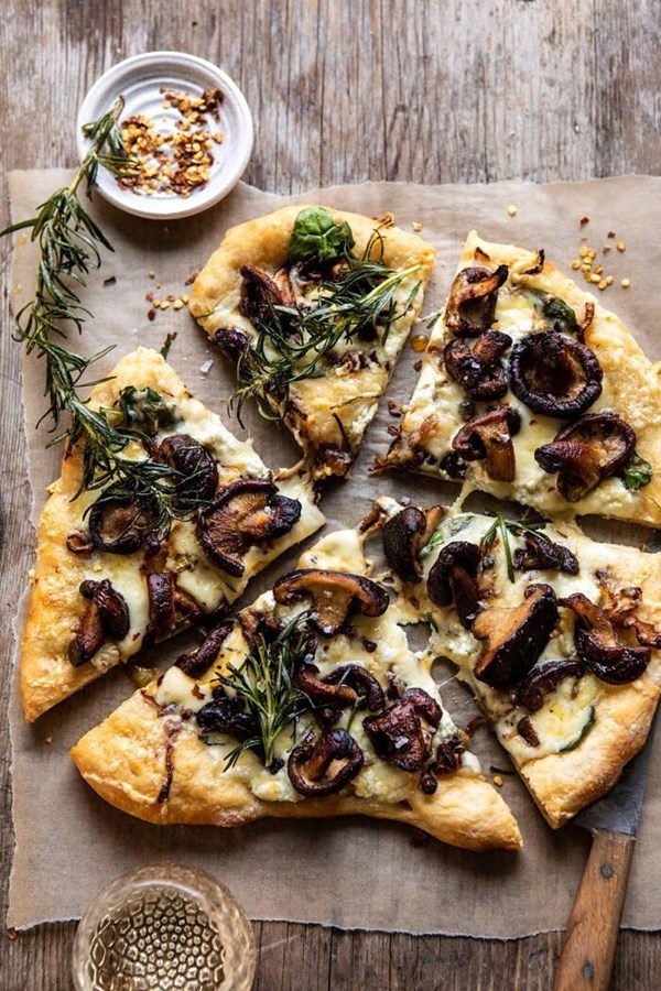 French onion mushroom pizza (+ no-knead pizza dough)