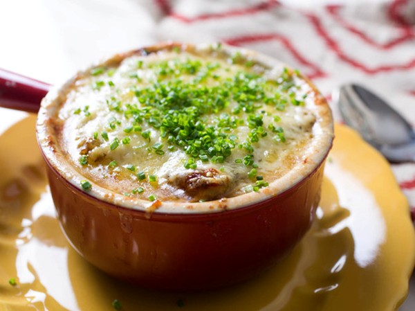 French onion soup (Soupe à l'oignon gratinée)
