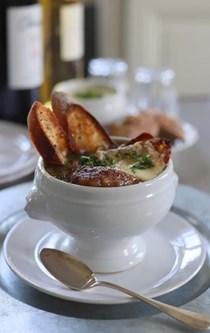French onion soup (Soupe à l'oignon)