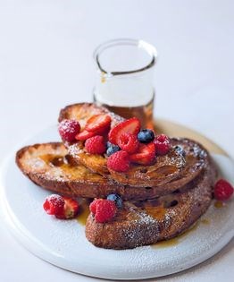 French toast with berries
