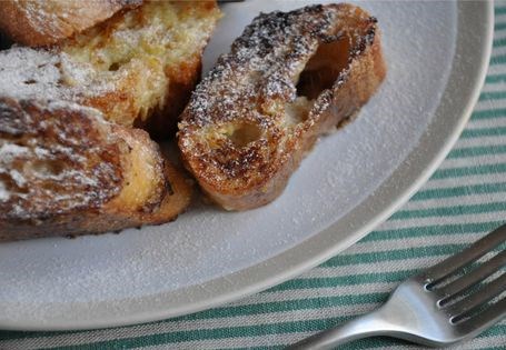 French toast with berry syrup (Pain perdu avec sirop des fruits rouges)