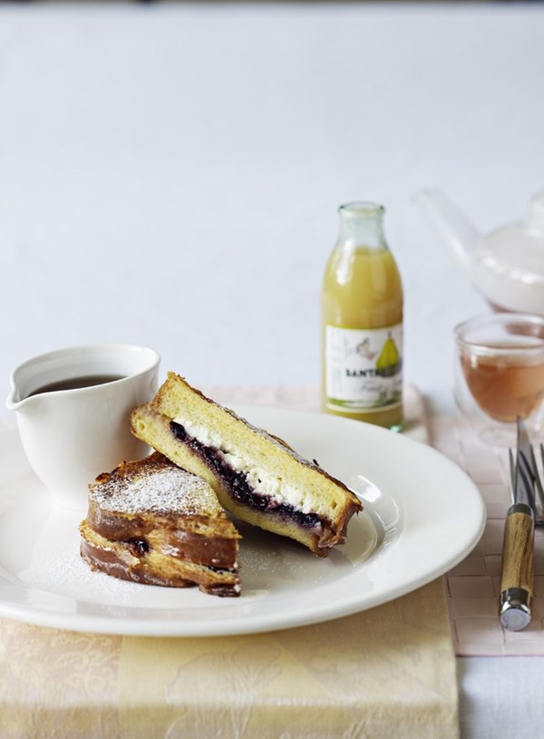 French toast with ricotta and fruit preserves